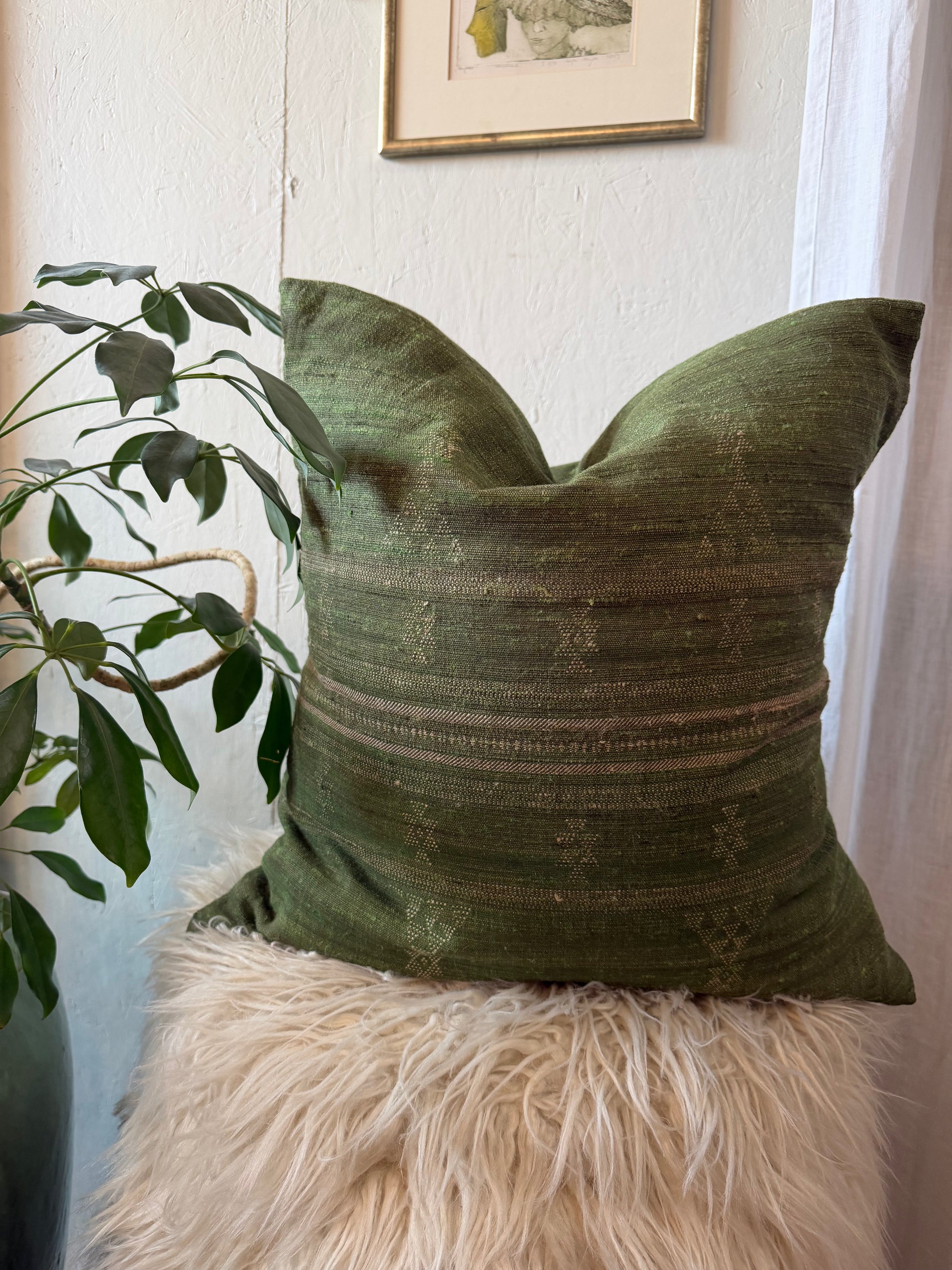 EMBROIDERED VINTAGE PILLOW