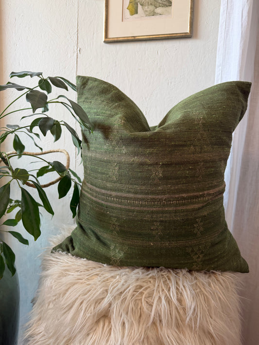 EMBROIDERED VINTAGE PILLOW