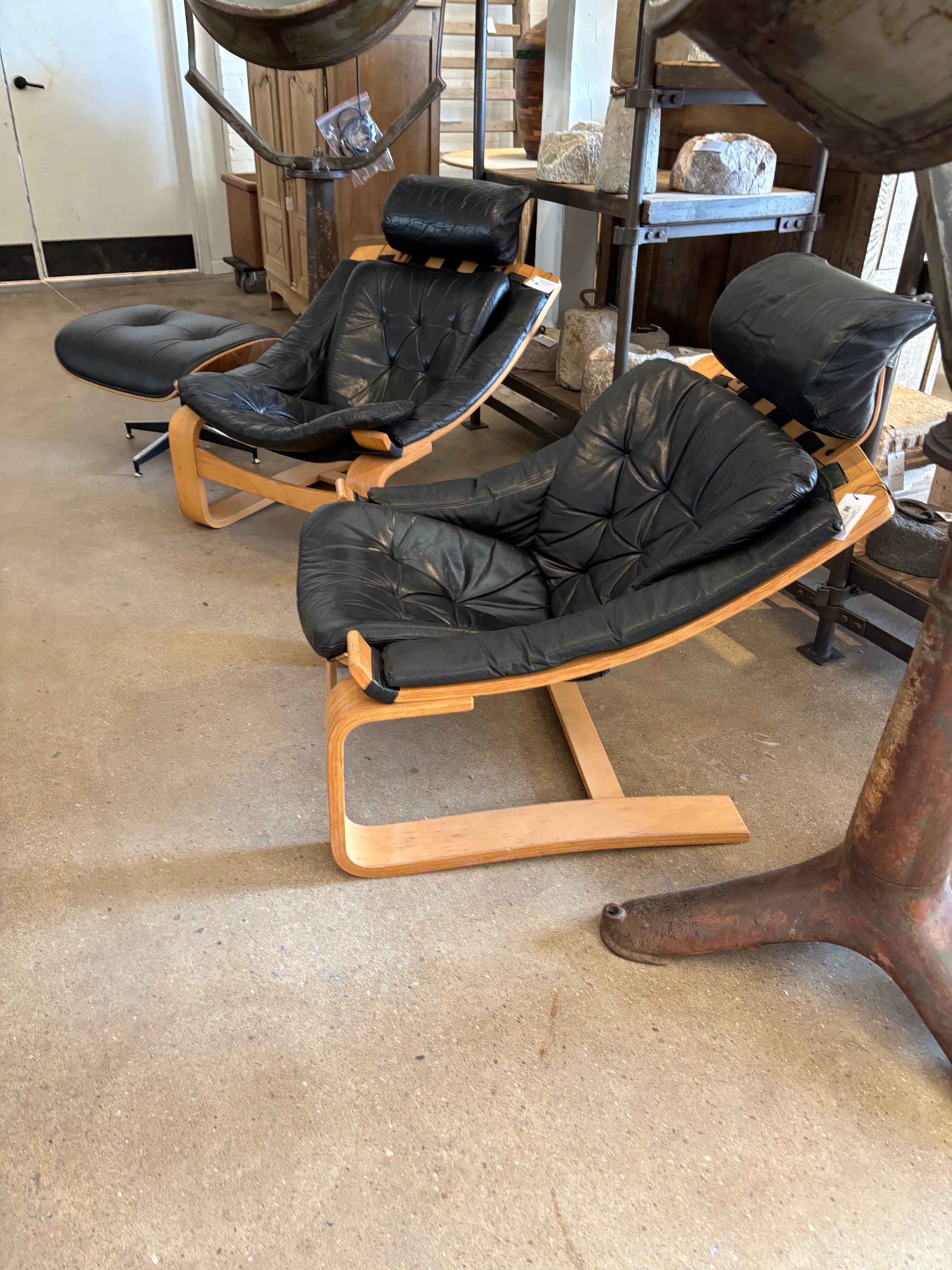 MID CENTURY MODERN BLACK LEATHER CHAIR SET