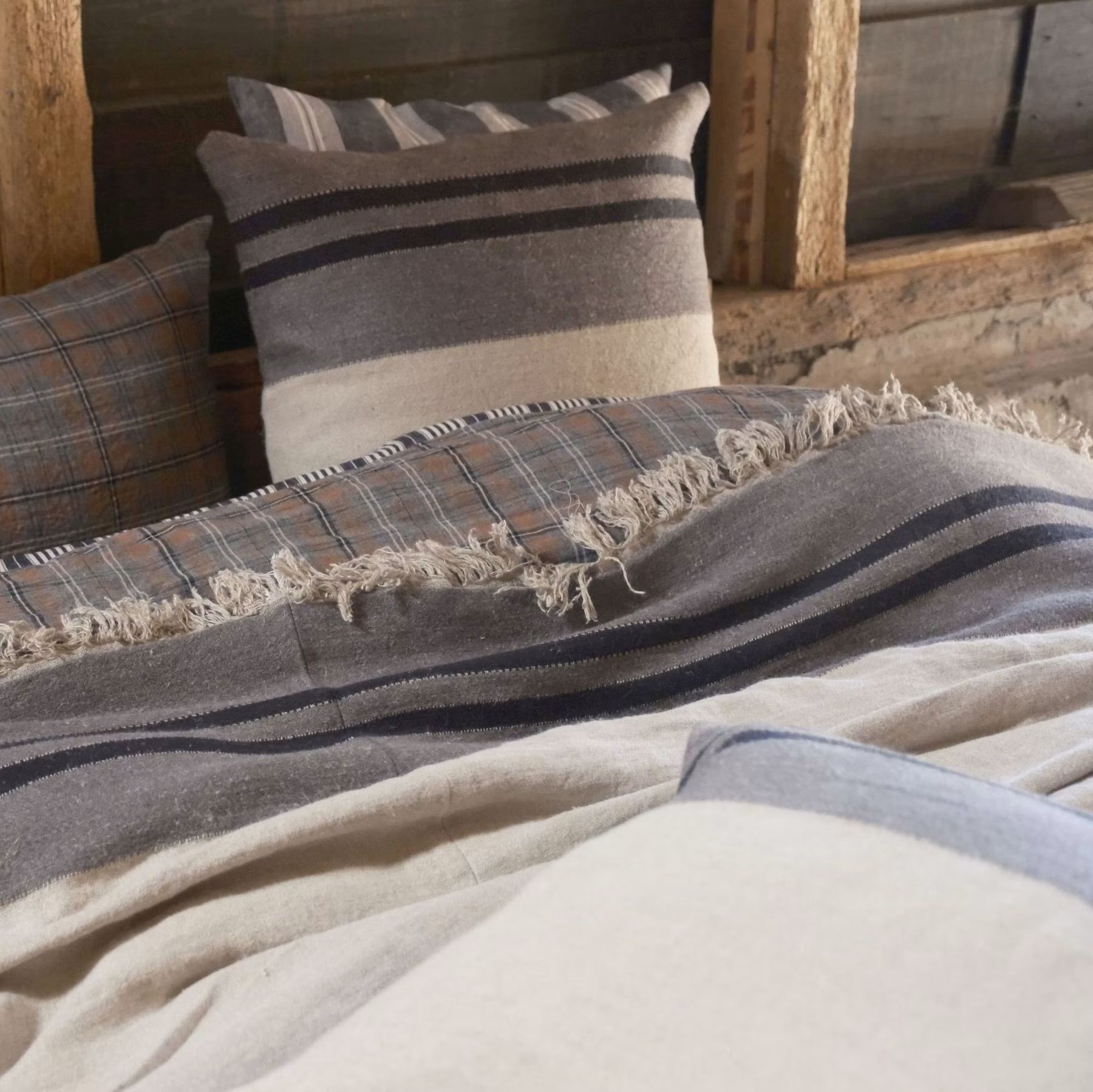 BLACK HOUSE STRIPE COVERLET