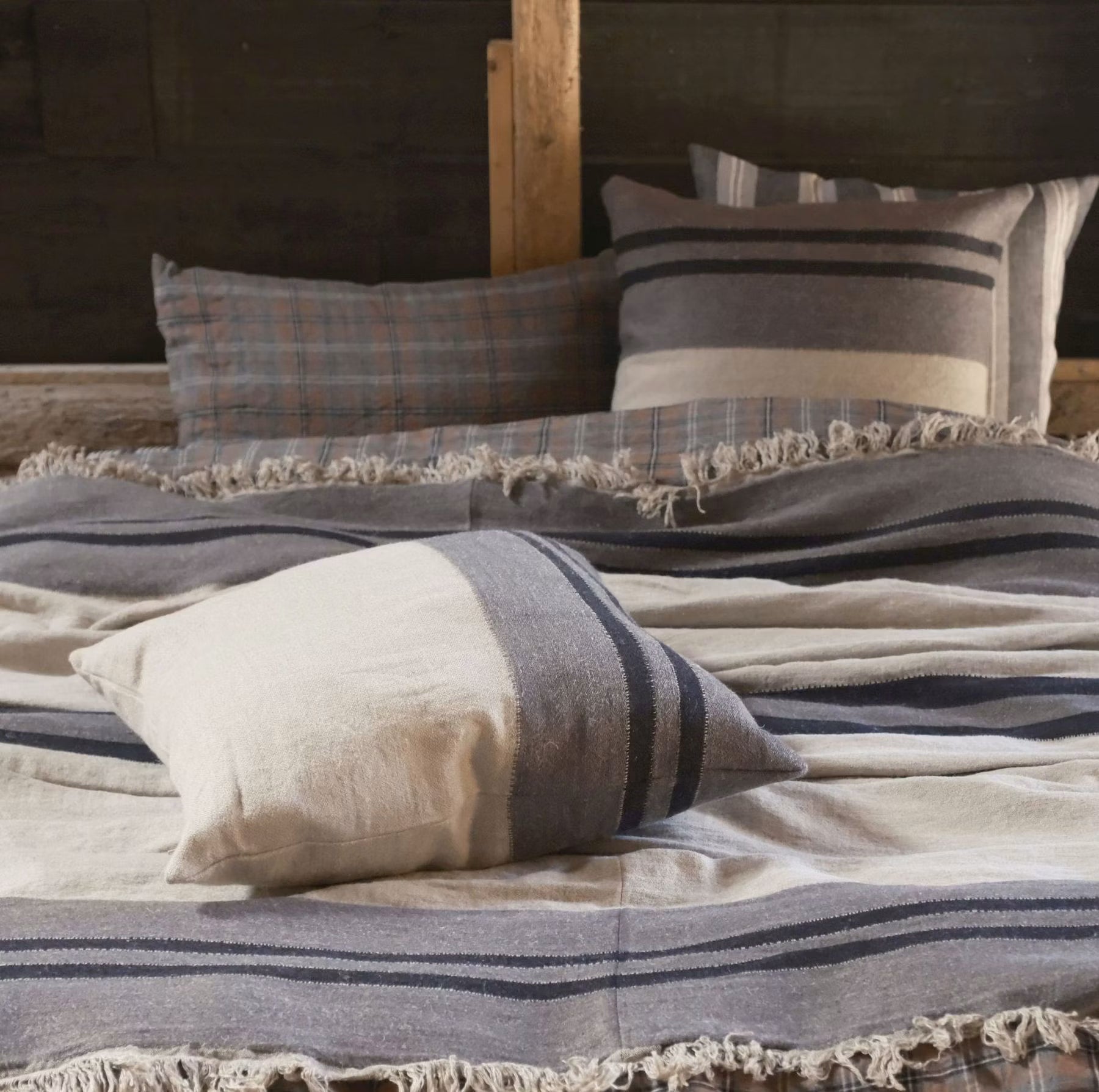 BLACK HOUSE STRIPE COVERLET